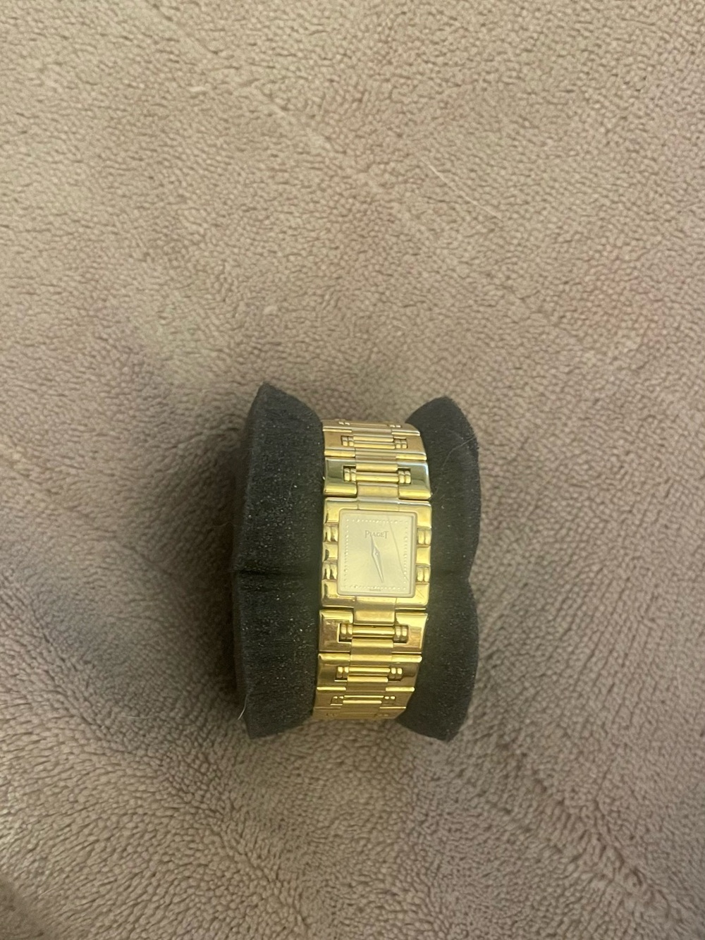 18K Gold Piaget Watch for Ladies.
Quartz.  
6 3/4 inches 62.3 grams.
